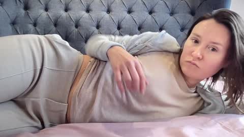 Nadia Ferreira  online show from December 1, 2025, 10:42 am