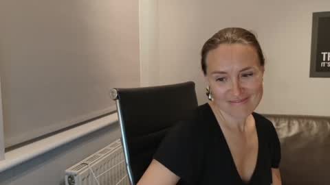 Nadia Ferreira  online show from May 18, 2026, 8:58 pm