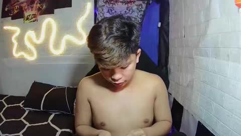 Snapshot of edrianburca052 chatting on November 18, 2025, 2:50 am urasian chub online show from November 18, 2025, 2:50 am