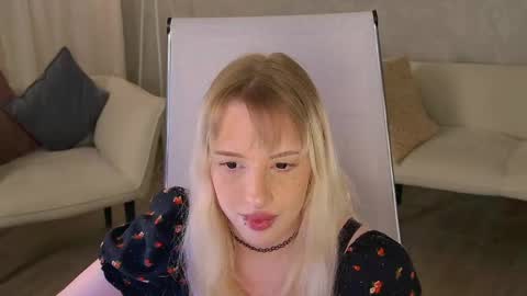 EVA NON NUDE online show from May 20, 2026, 4:35 pm