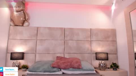 Eevee online show from December 1, 2025, 1:43 am