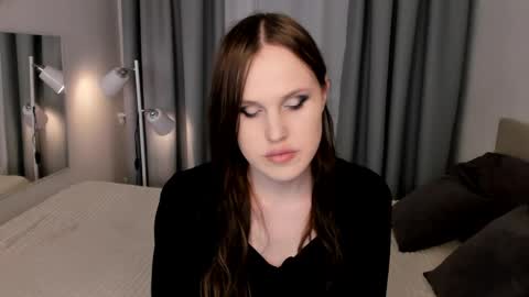 Effie Mur online show from April 14, 2026, 8:37 pm