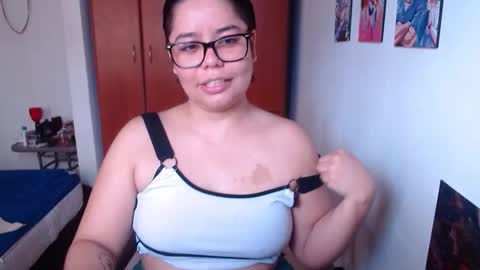 eimy_saenzz online show from November 27, 2025, 1:35 pm