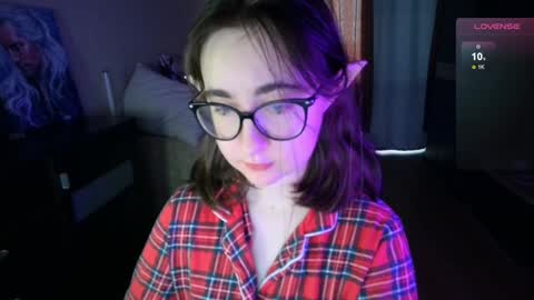 Snapshot of el_sweety chatting on December 5, 2024, 9:17 am If you like it when I meow give me a thumbs up online show from December 5, 2024, 9:17 am