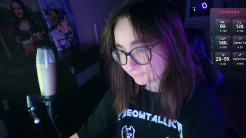 Snapshot of el_sweety chatting on January 8, 2025, 4:22 pm If you like it when I meow give me a thumbs up online show from January 8, 2025, 4:22 pm
