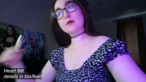 Snapshot of el_sweety chatting on February 7, 2025, 2:04 pm If you like it when I meow give me a thumbs up online show from February 7, 2025, 2:04 pm