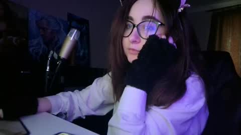 Snapshot of el_sweety chatting on March 3, 2025, 3:42 pm If you like it when I meow give me a thumbs up online show from March 3, 2025, 3:42 pm