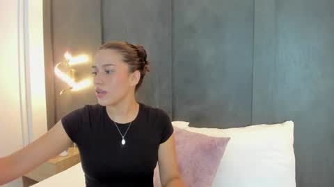 E L A I A online show from July 30, 2026, 7:02 pm