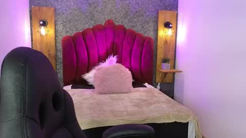 Elaia online show from November 21, 2025, 3:27 am