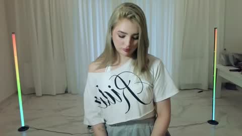 Snapshot of elainaberrong chatting on March 30, 2026, 9:54 am Ela online show from March 30, 2026, 9:54 am