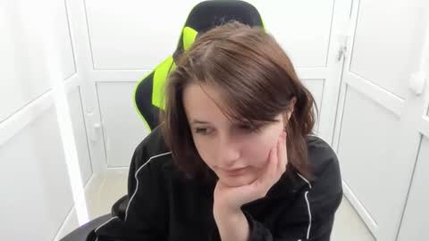 Snapshot of elara_muse chatting on April 20, 2026, 7:00 am Evie online show from April 20, 2026, 7:00 am