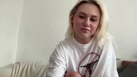 Snapshot of elaraluxxxe chatting on September 18, 2025, 11:01 am elaraluxxxe online show from September 18, 2025, 11:01 am