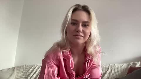 elaraluxxxe online show from November 5, 2025, 11:32 am