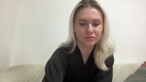 elaraluxxxe online show from November 14, 2025, 2:49 pm