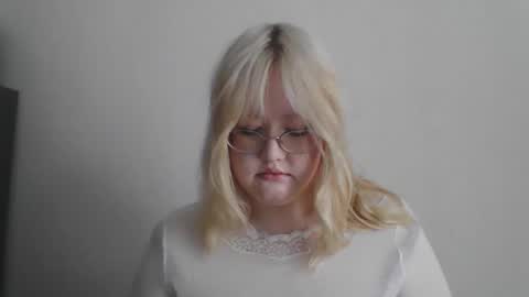 Snapshot of elayne_sweet chatting on February 21, 2026, 9:43 am elayne_sweet online show from February 21, 2026, 9:43 am
