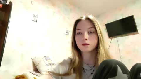 Snapshot of elaynecinco chatting on February 18, 2026, 12:23 pm MIa online show from February 18, 2026, 12:23 pm