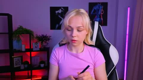 elenamonroe_ online show from April 4, 2026, 4:00 am