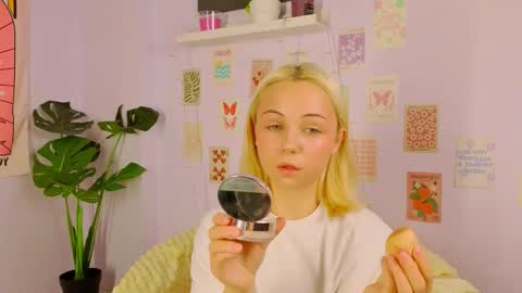 Snapshot of elenamonroee chatting on October 24, 2025, 3:25 am elenamonroee online show from October 24, 2025, 3:25 am