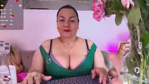 Snapshot of elenna_boobs_ chatting on October 8, 2025, 6:44 am elenna_boobs_ online show from October 8, 2025, 6:44 am