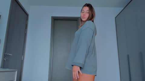 Snapshot of eleonora_linn_ chatting on February 6, 2025, 4:21 am Eleonora online show from February 6, 2025, 4:21 am