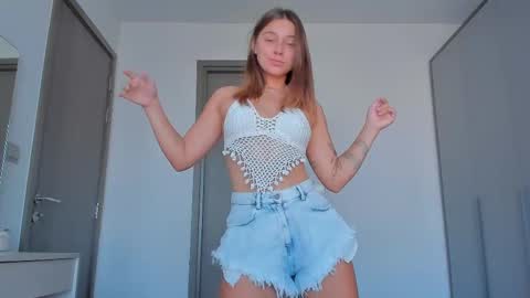 Snapshot of eleonora_linn_ chatting on February 9, 2025, 9:16 am Eleonora online show from February 9, 2025, 9:16 am