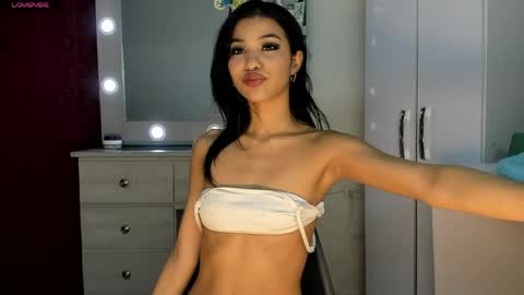 Snapshot of elettra_bennet chatting on June 1, 2026, 12:12 am elettra_bennet online show from June 1, 2026, 12:12 am