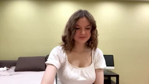 Mila online show from February 25, 2026, 3:54 pm