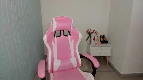 elieiza_xo online show from October 3, 2025, 6:54 am