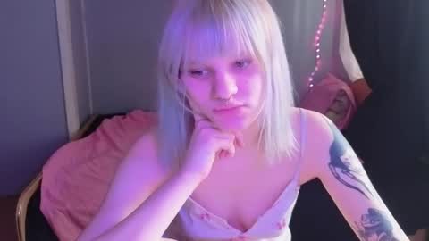 elieiza_xo online show from April 7, 2026, 8:59 am