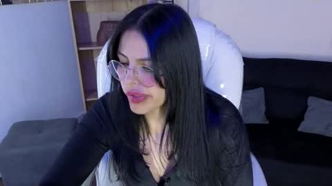 Eliie online show from November 6, 2025, 8:43 pm