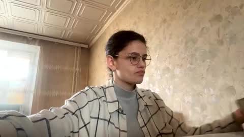 Lola online show from November 21, 2025, 7:29 am