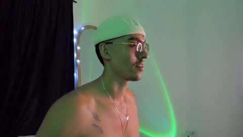 Snapshot of elio_dicaprio chatting on November 9, 2025, 2:21 am elio_dicaprio online show from November 9, 2025, 2:21 am