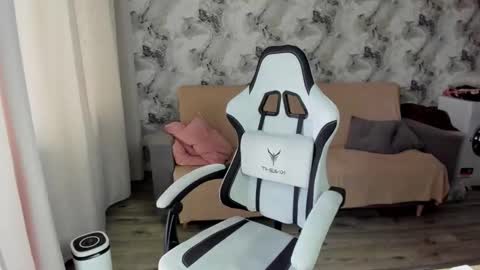 Aletta Oushen online show from September 28, 2025, 7:58 am