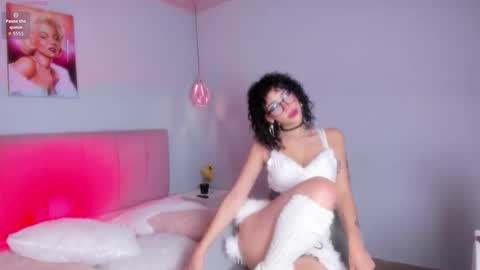 elisabethflores online show from September 13, 2025, 12:38 pm