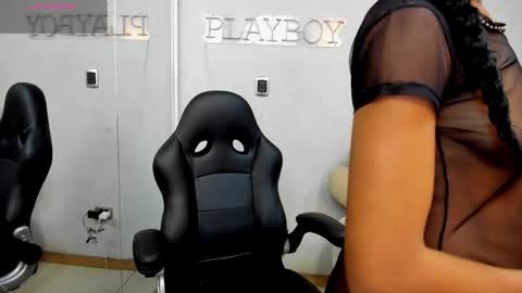 elisabettamonroy online show from November 18, 2025, 3:27 pm