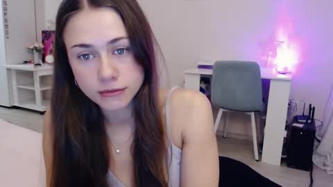 Elis online show from November 13, 2025, 5:06 am