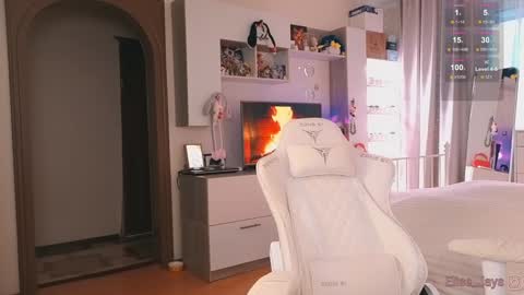 Elise    online show from October 17, 2025, 12:08 pm