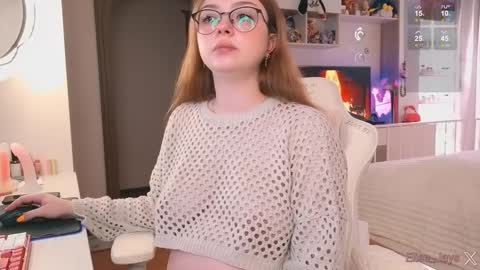 Elise    online show from October 21, 2025, 11:33 am