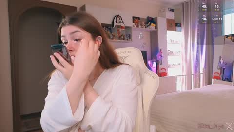 Elise    online show from November 8, 2025, 12:27 pm