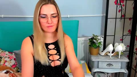 Snapshot of eliseshining chatting on December 3, 2024, 3:00 pm Elise online show from December 3, 2024, 3:00 pm