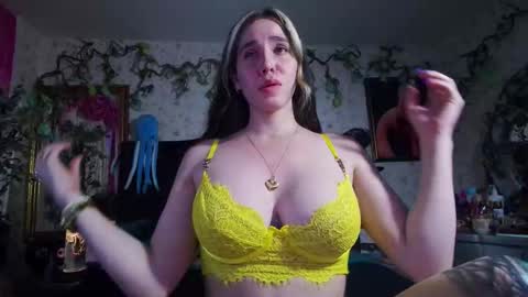 Elizabeth online show from October 15, 2025, 9:37 pm