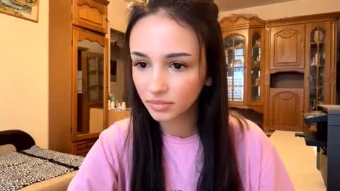 Snapshot of elizabethrabin chatting on November 6, 2025, 10:27 am Mia online show from November 6, 2025, 10:27 am