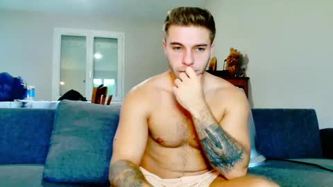 elkafit28 online show from December 13, 2024, 2:16 pm