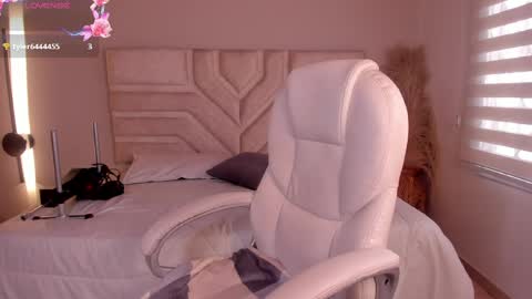 Snapshot of ella__olmos chatting on May 20, 2026, 2:01 pm Ella Olmos online show from May 20, 2026, 2:01 pm