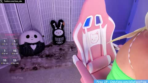 Snapshot of ella_foxx chatting on October 24, 2025, 4:53 am ella_foxx online show from October 24, 2025, 4:53 am