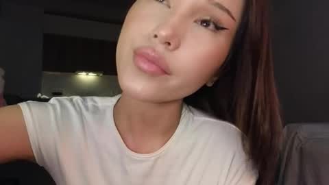 Lee online show from April 21, 2026, 2:37 am