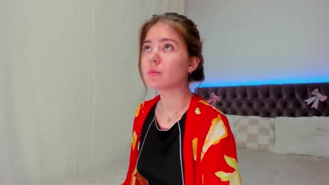 Ella Mayers online show from March 9, 2025, 3:43 am