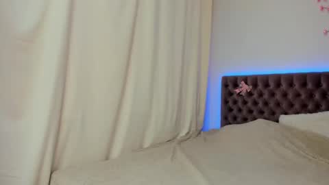 Ella Mayers online show from October 12, 2025, 12:26 pm