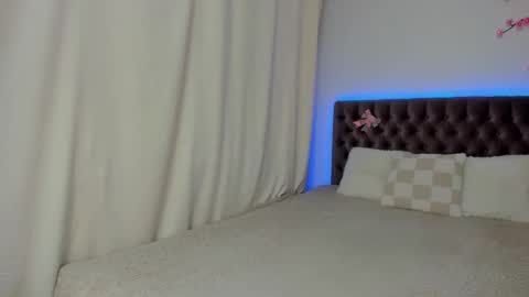 Ella Mayers online show from October 19, 2025, 12:17 pm