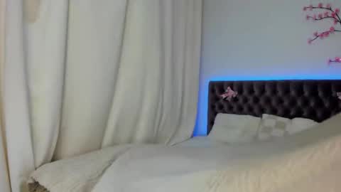 Ella Mayers online show from November 9, 2025, 1:20 pm